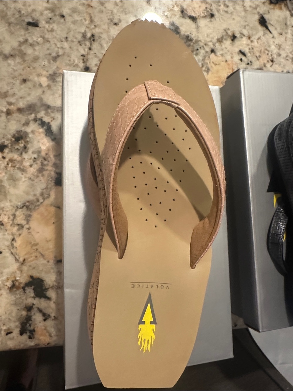 Women’s Volatile size 8